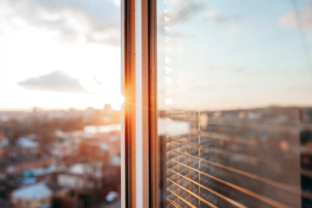 Sol vespertino brillante en la ventana abierta