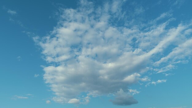 Sol y viento el cielo con tonos azules la nube es un aerosol que comprende masa visible de líquido
