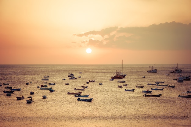 Sol con vistas al mar con barcos, luz roja