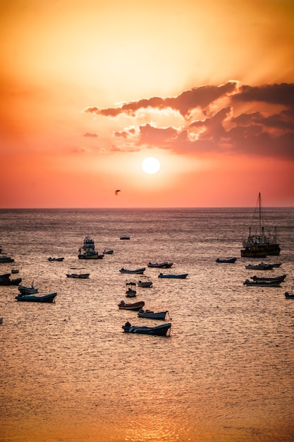 Sol con vistas al mar con barcos, luz roja