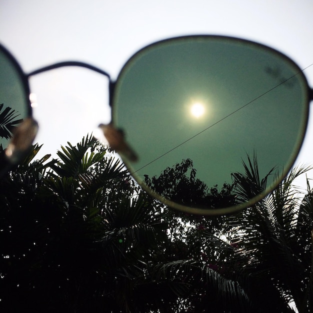 El sol visto a través de gafas de sol