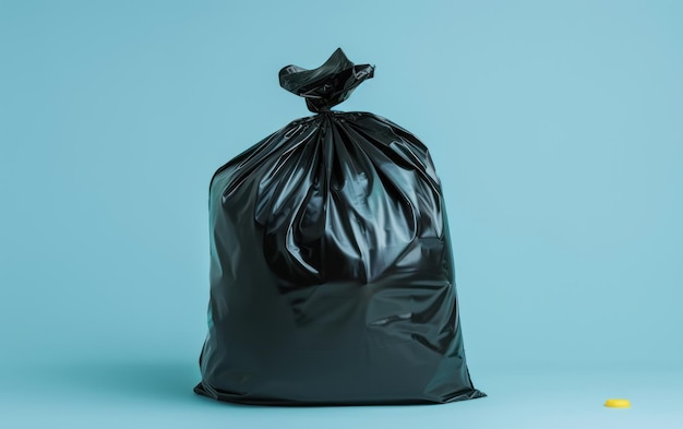 Una sola bolsa de basura negra atada que simboliza la eliminación de residuos