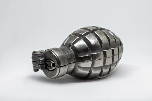 Sola granada de metal plateado aislada
