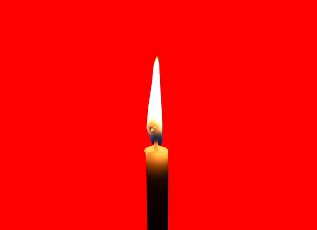 Una sola llama de vela ardiente o luz que brilla en una pequeña vela blanca aislada sobre un fondo rojo