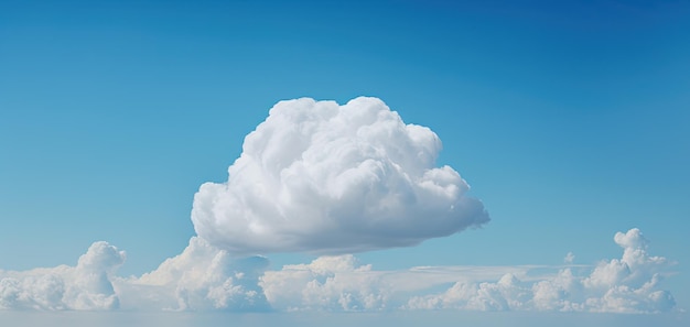 Una sola nube blanca sola en el cielo azul