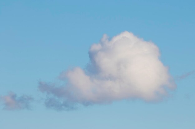 Una sola nube hermosa en el cielo azul