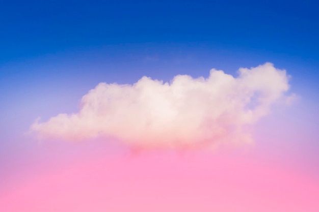 Una sola nube hermosa en el cielo rosa