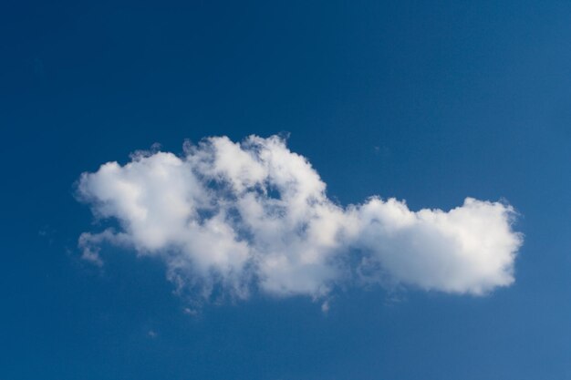 Sola nube volando en el cielo azul claro