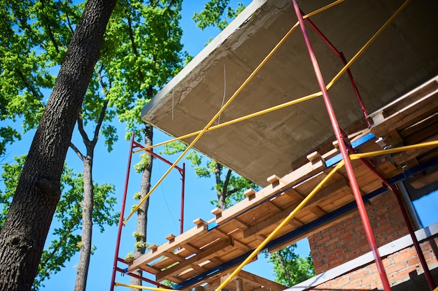 Solar con casa en construcción