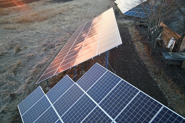 Solar-Photovoltaik-Module, die auf einem eigenständigen Rahmen auf dem Hinterhofboden montiert sind, um saubere ökologische elektrische Energie zu erzeugen Konzept des autonomen Hauses