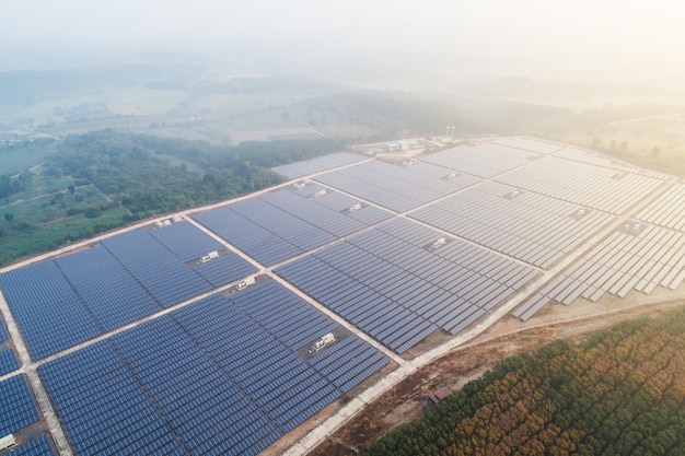 Solarenergie Farm. Erhöhte Ansicht von Sonnenkollektoren auf einem Energiebauernhof.