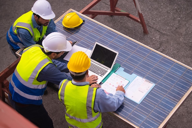Solarenergie-Ingenieur-Treffen-Team im Container-Hintergrund. Solarzellen-Arbeiter-Team unterhält sich bei Besprechung