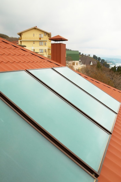 Solares Wasserheizungssystem Geliosystem auf dem Dach des Roten Hauses.