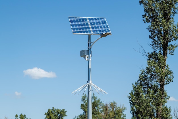 Solargerät mit Straßenlaterne auf Hintergrund des blauen Himmels Straßenlaterne, die von einem Solarpanel mit Batterie angetrieben wird, enthalten Alternative Energie von der Sonne