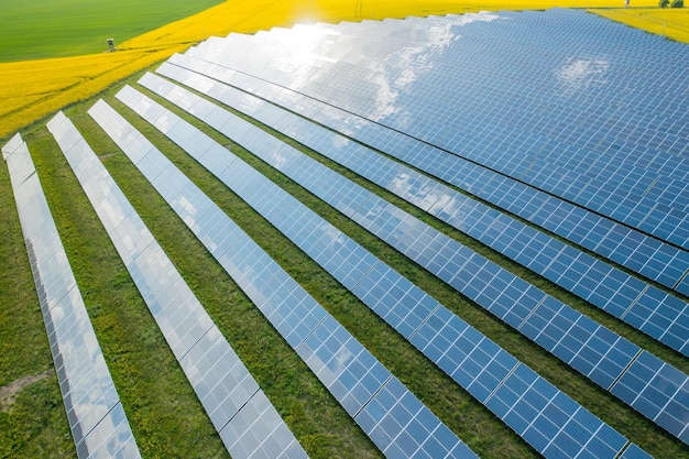 Solarkraftwerk auf der grünen Wiese und weit weg gelb