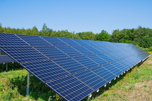 Solarkraftwerk im Sommertag Photovoltaik-Paneele für erneuerbare Stromerzeugung