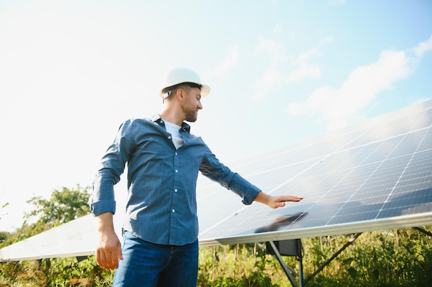 Solarkraftwerk Ingenieur auf dem Hintergrund von Photovoltaikmodulen Wissenschaft Solarenergie