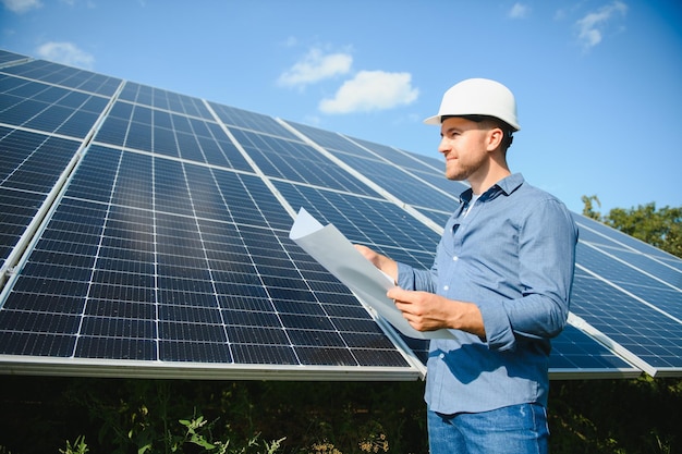 Solarkraftwerk Ingenieur auf dem Hintergrund von Photovoltaikmodulen Wissenschaft Solarenergie