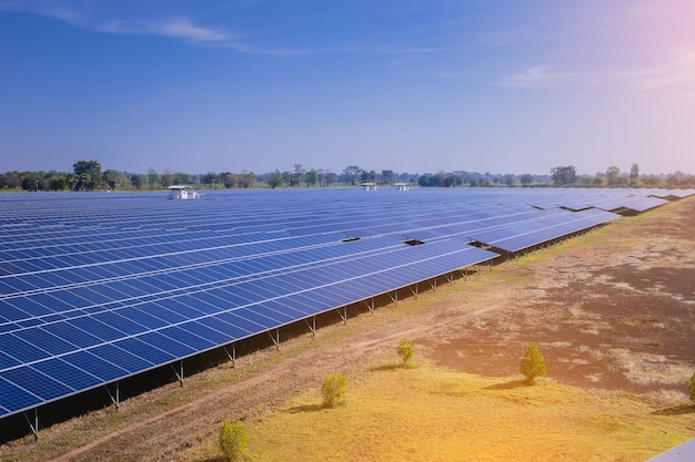 Solarkraftwerksbauernhof mit sonnigem Himmel.