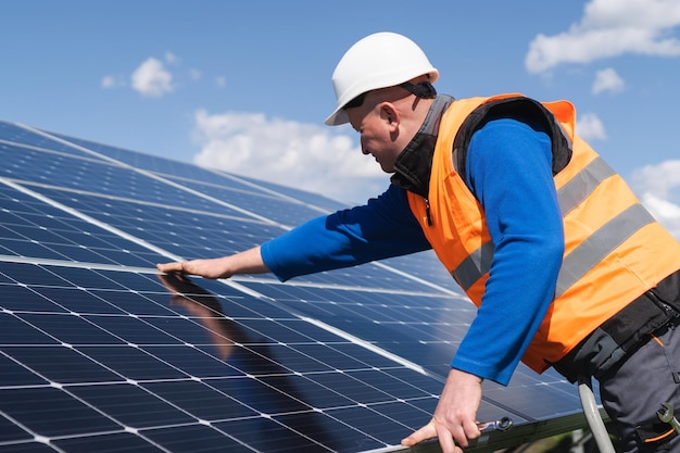 Solarkraftwerksingenieur führt eine Sichtprüfung von Sonnenkollektoren durch