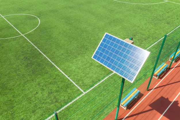 Solarpanel auf dem gestell. das panel befindet sich auf dem sportplatz. stadionbeleuchtung.