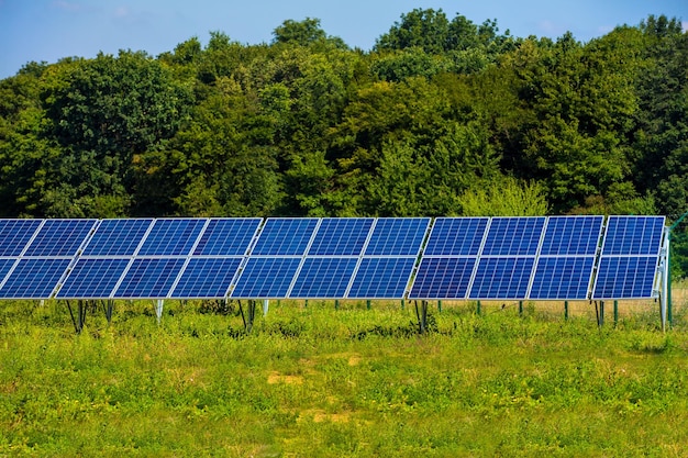Solarpanel auf Himmelshintergrund Photovoltaik-Stromversorgungssysteme Solarkraftwerk Die Quelle ökologischer erneuerbarer Energie Solarfarm