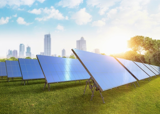 Solarpanel-Farm auf der grünen Wiese mit Stadtbildhintergrund