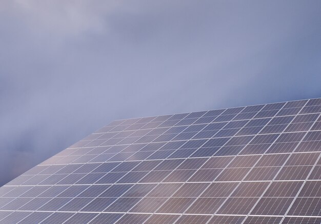 Solarpanel gegen bewölkten Himmel