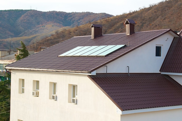 Solarpanel (Geliosystem) auf dem Hausdach.