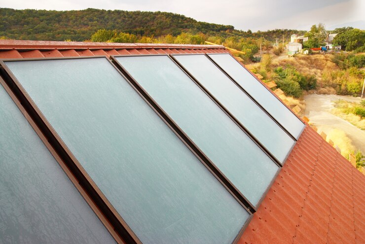 Solarpanel-Geliosystem auf dem Hausdach.