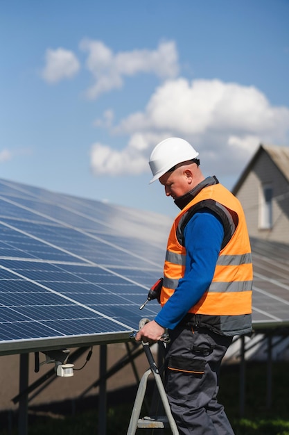 Solarpanel-Monteur steht auf Leiter