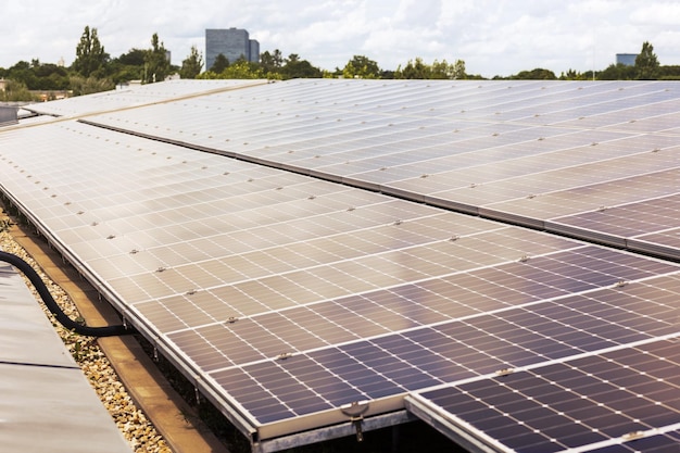 Solarpanel System Dachhaus Mehrfamilienhaus Sonnenkollektoren auf Hausdach Hochhäusern