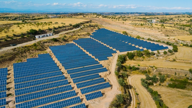 Solarplatten. Kraftwerk. Blaue Sonnenkollektoren. Alternative Stromquelle. Solarpark.