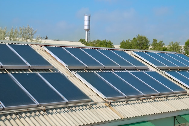 Solarwasserheizung auf dem roten Dach. Gelio-Paneele.