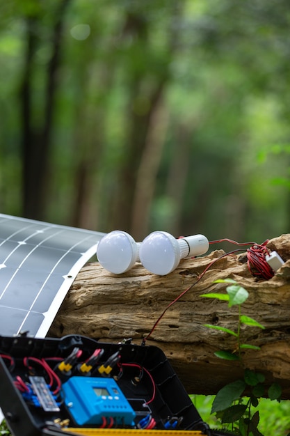 Foto solarzelle mit lampe im wald