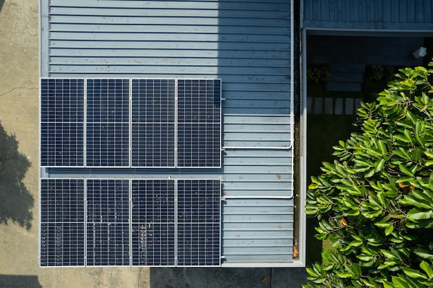 Solarzellen auf dem Dach speichern den Strom