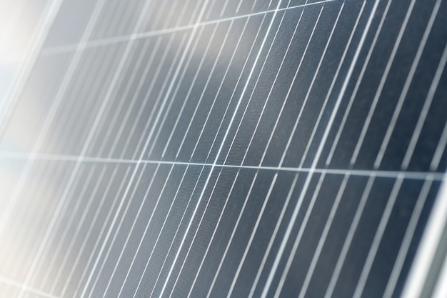 Solarzellen. Dunkelgraue glatte reflektierende Oberfläche eines sicheren Solarpanels zur Energieerzeugung für ein umweltfreundliches Zuhause