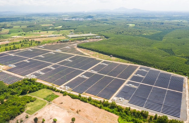 Solarzellen-energiefarm. hohe winkelsicht von sonnenkollektoren auf einem energiebauernhof.