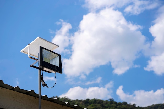 Solarzellen-Straßenlaterne im blauen Himmel, die für Technologie-Natur-Ökologie-Energie verwendet