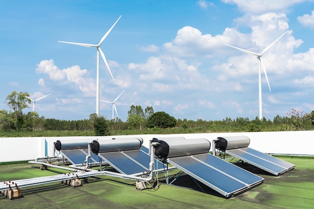 Solarzellenenergiepanels und -Windkraftanlagen mit blauem Himmel