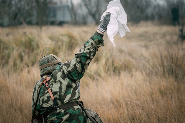 El soldado de Alemania está siendo hecho prisionero.