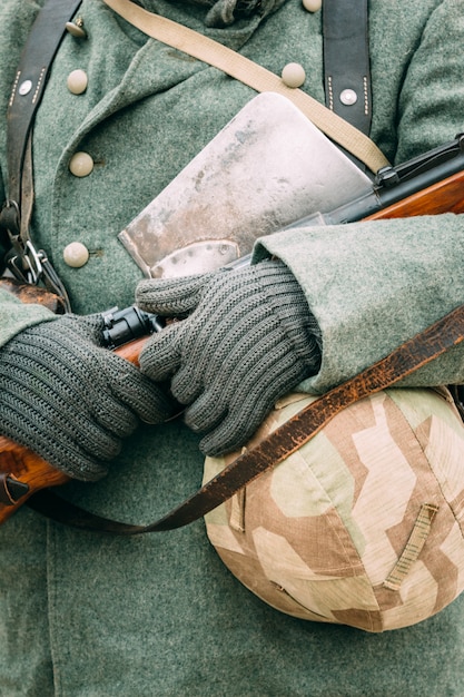 Foto soldado alemão com um rifle nas mãos