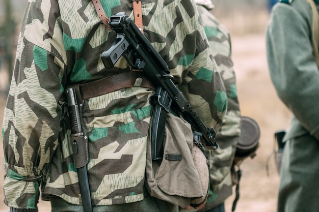 Foto soldado alemão com uma metralhadora soviética pps-43 nas costas