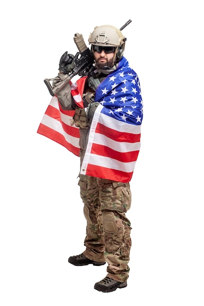 Soldado americano de uniforme com a bandeira dos eua em um comando de fundo branco com armas herói da américa