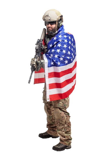 Foto soldado americano de uniforme com a bandeira dos eua em um comando de fundo branco com armas