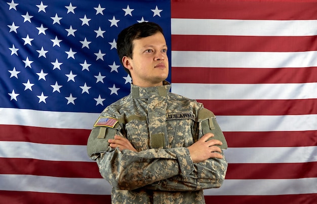 Soldado americano no fundo da bandeira. Retrato de um soldado do Exército dos EUA