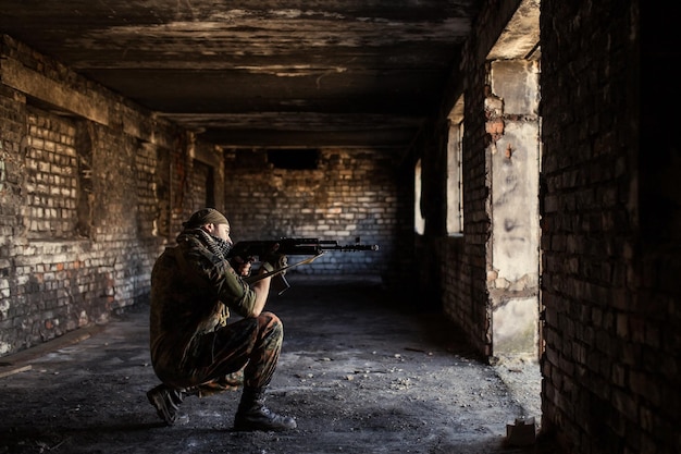 Soldado árabe mirando com fuzil de assalto Kalashnikov AK-47.