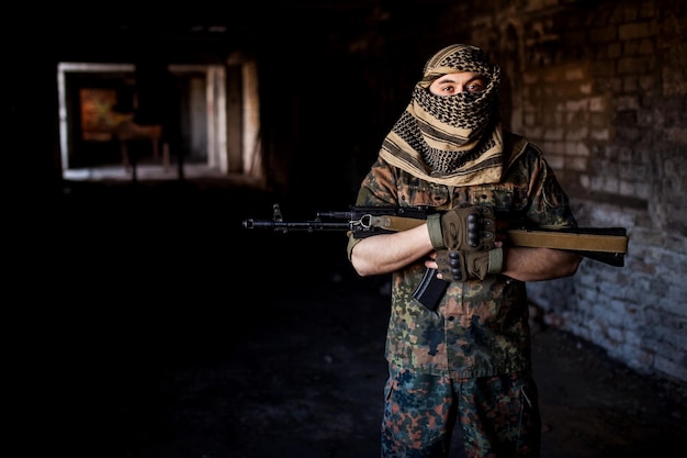 El soldado árabe con el rifle de asalto AK-47 Kalashnikov