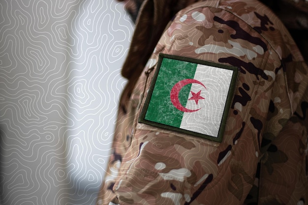 Soldado de Argelia Soldado con bandera Argelia Bandera de Argelia en uniforme militar Ropa de camuflaje