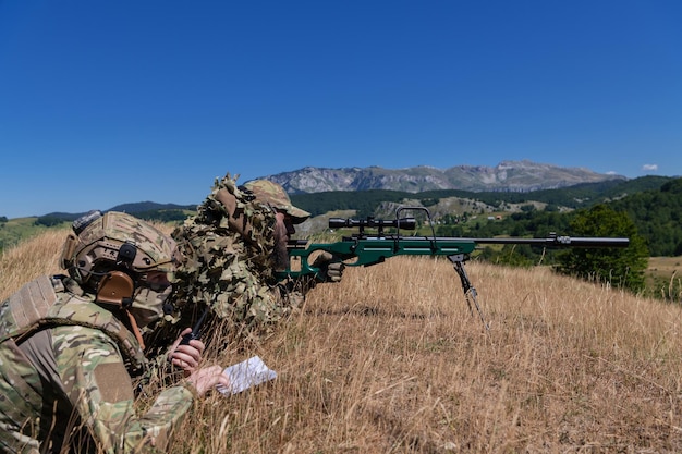 Soldado atirador auxiliado por um assistente para observar a área a ser alvo com óculos de realidade virtual táticos de guerra moderna tecnologia militar de drone aéreo